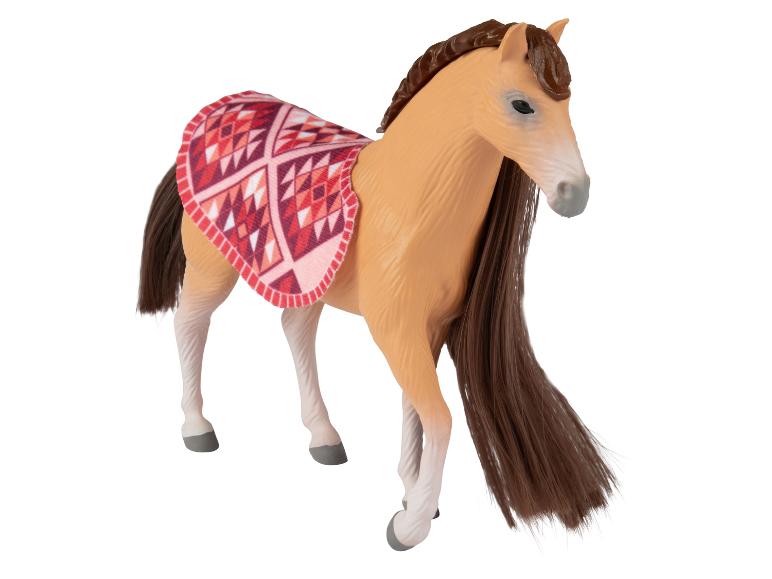 Een bruin paard met een lange manen en een decoratief zadeldek.