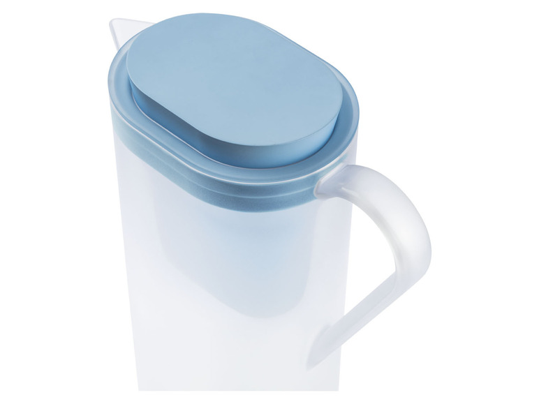 Een blauwe waterkan met een deksel.