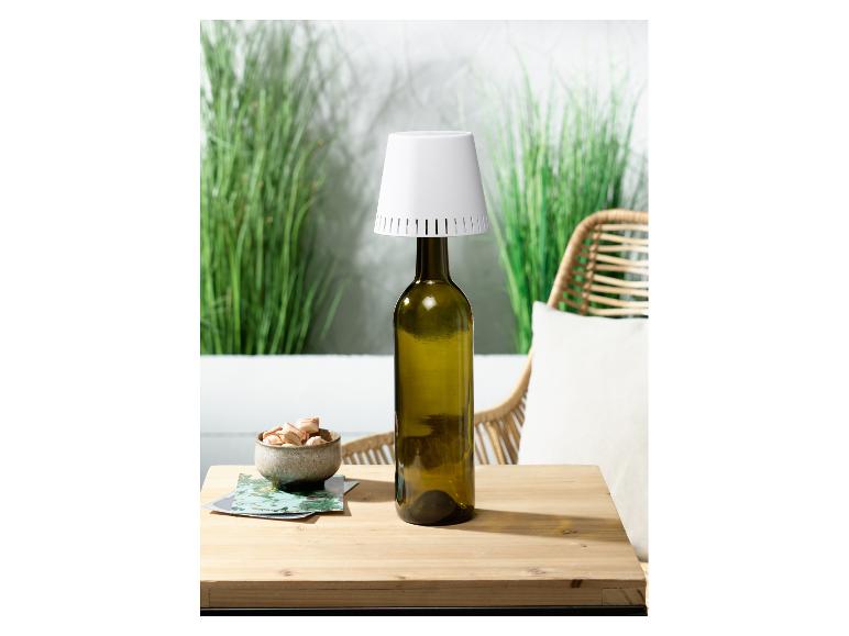 Design fleslamp met witte kap op een tafel.