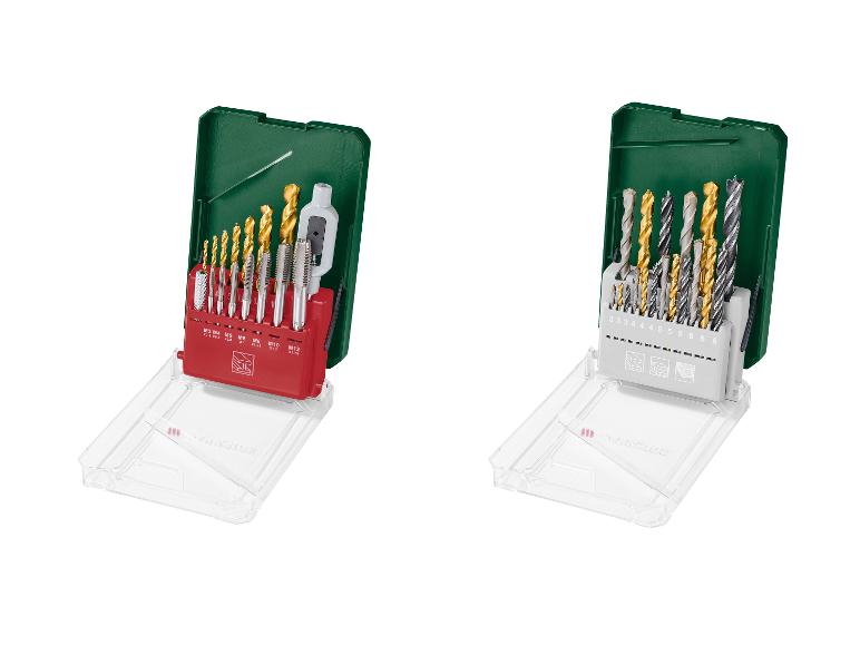 Twee sets boortjes en tapkranen in opbergkoffers.