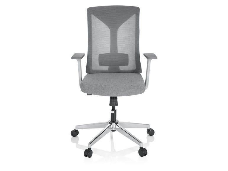 Grijze mesh bureaustoel met armleuningen op wielen.