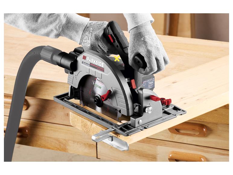 Accu cirkelzaag zaagt een stuk hout op een werkbank.