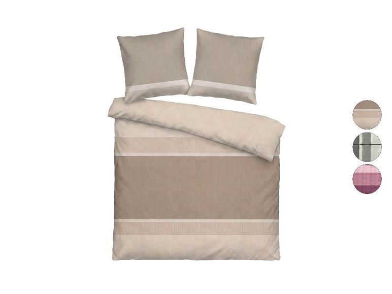Beige en bruin beddengoed met geometrische patronen en effen strepen.