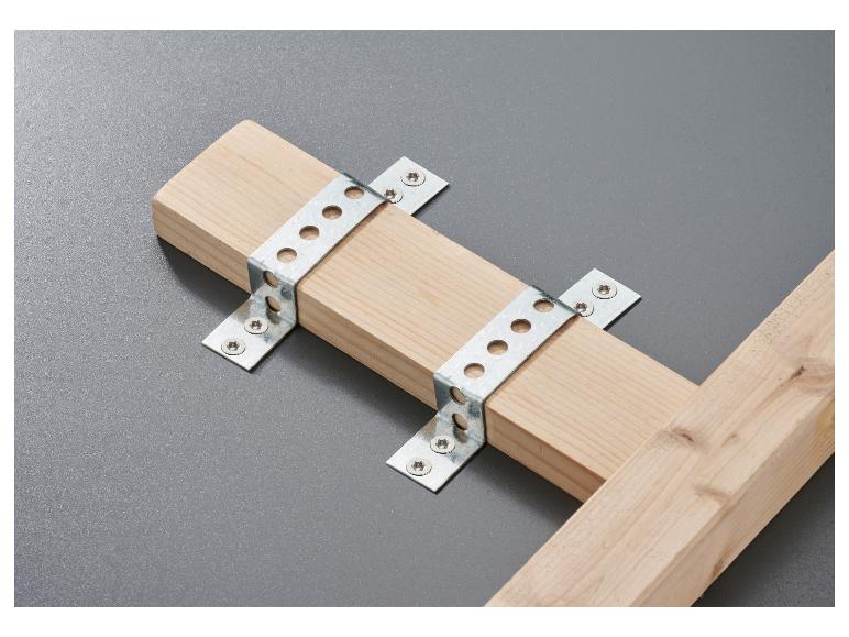 Houten balken verbonden met metalen hoekbeugels met schroeven