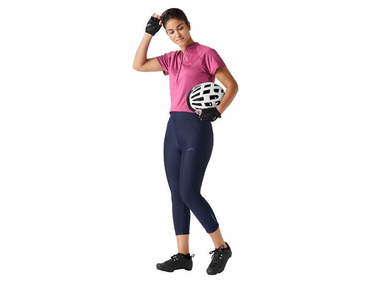 Fietskleding en helm: vrouw in shirt, fietsbroek en fietsschoenen.