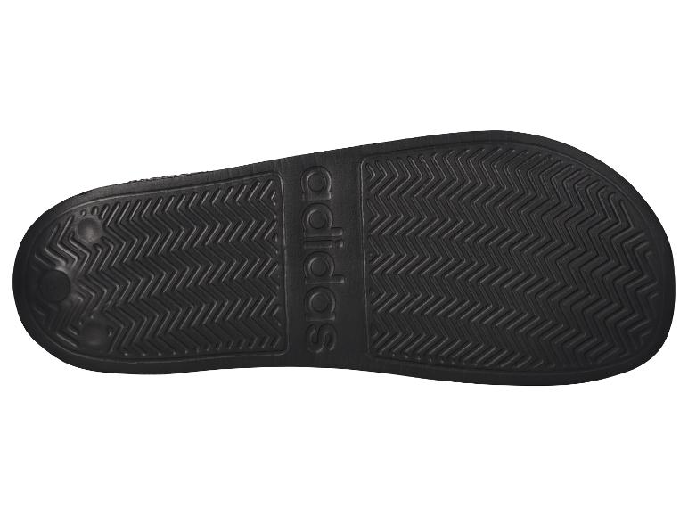 Zool van zwarte Adidas slippers.