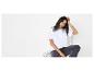 Wit T-shirt en donkere jeans: casual kleding voor vrouwen.