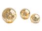 Drie gouden decoratieve bollen met een gebarsten uiterlijk