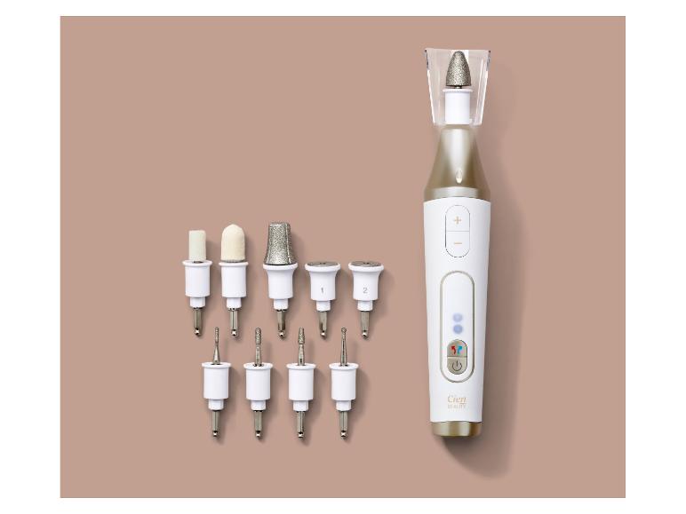 Elektrisch manicure-/pedicureapparaat met diverse opzetstukken, gepresenteerd op een beige achtergrond.