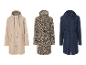 Drie regenjassen: beige, luipaardprint en donkerblauw.