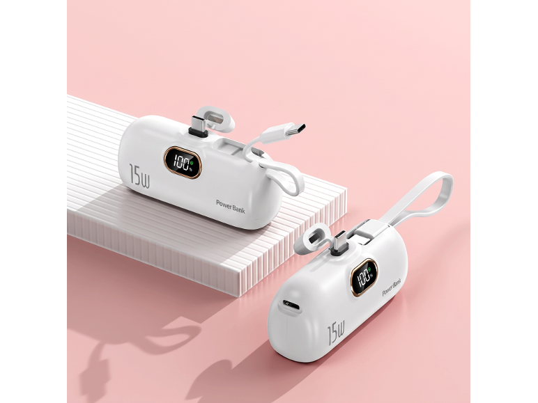 Twee witte 15W powerbanks met 100% lading, één op een witte verhoging.