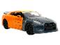 Een oranje en grijze Nissan GT-R speelgoedauto met een Naruto-thema.