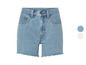 Een paar blauwe denim shorts met rafelranden.