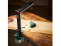 Draadloze lamp met schroevendraaier en bits op een houten tafel.