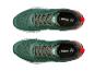 Paar groene en rode sneakers met '30 YEARS' en zichtbare maatinformatie.