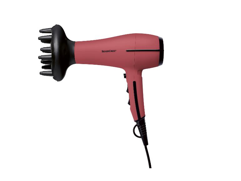 Een roze haardroger van Silvercrest met een diffuser.