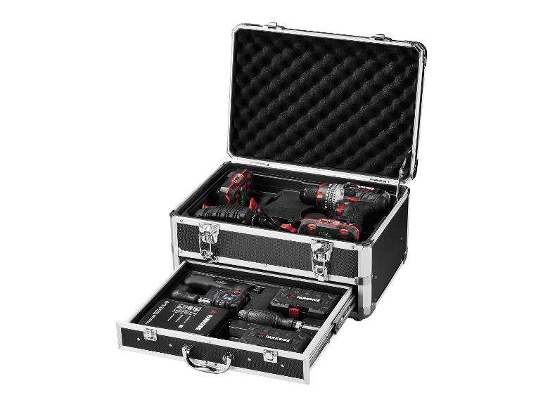 Gereedschapskist met twee accuboormachines en accessoires, met open lade.