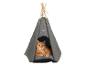 Rode kat rustend in een grijze tipi-huisdierenmand met houten stokken.
