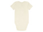 Een wit babypakje met korte mouwen.