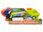Twee waterblasters en zonnebrillen in verpakking met grasachtergrond.