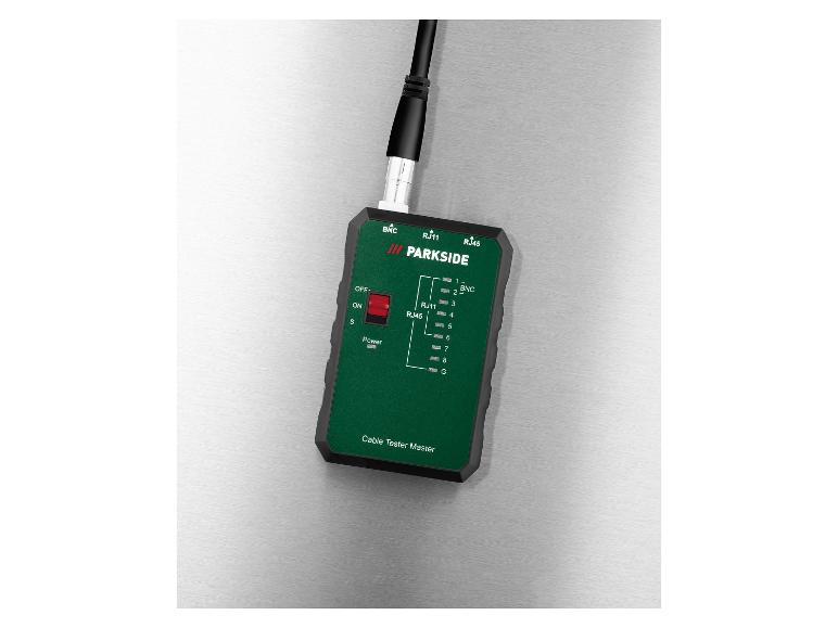 Groene kabeltester met BNC-, RJ11- en RJ45-aansluitingen, met aan/uit-schakelaar.