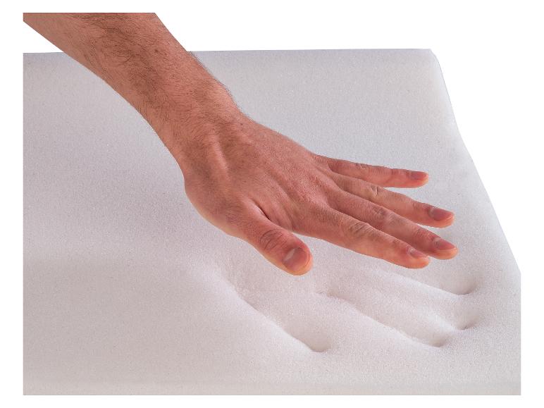 Hand drukt op een wit schuimmatras en laat een afdruk achter