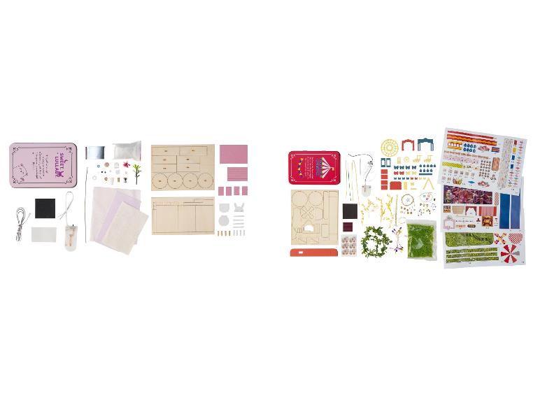 Twee doe-het-zelf knutselsets: een roze 'Sweet Lullaby'-thema en een rood 'Traveling Carnival'-thema.