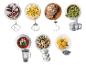 Keukenmachine accessoires met voedsel: garde, deeghaak, hakmolen, blender, citruspers.