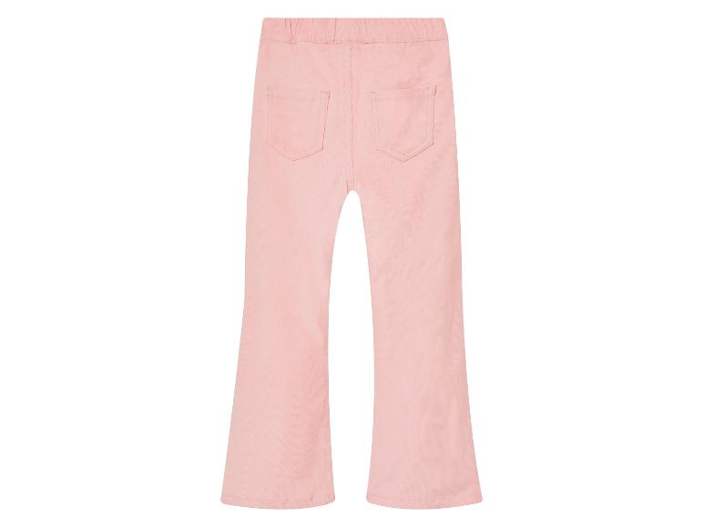 Een roze broek met wijde pijpen
