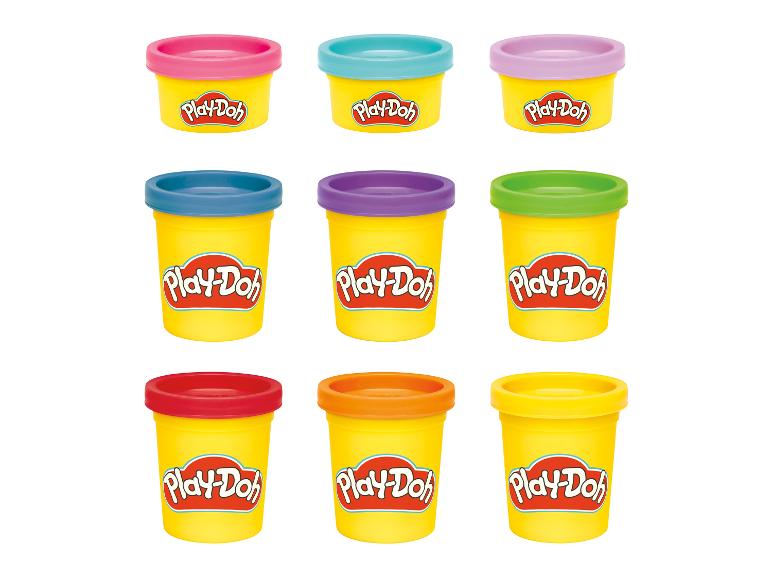 Negen gele Play-Doh-potten met gekleurde deksels, gerangschikt in drie rijen.