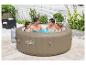 Vier mensen genieten van een opblaasbare jacuzzi buiten.