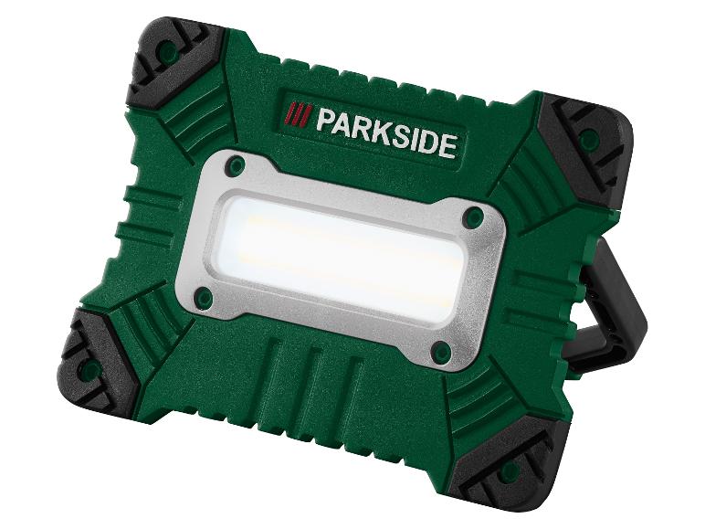 PARKSIDE LED-werklamp in groen en zwart met een helder wit lichtpaneel.