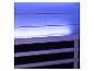 Houten wandpaneel met blauwe LED-verlichting