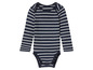 Een gestreept babypakje met lange mouwen.