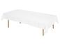Wit tafellaken op een rechthoekige houten tafel.