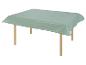 Lichtgroene plastic tafelkleed op een houten tafel.