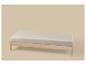 Beige daybed of bank met een licht houten frame op een neutrale achtergrond.