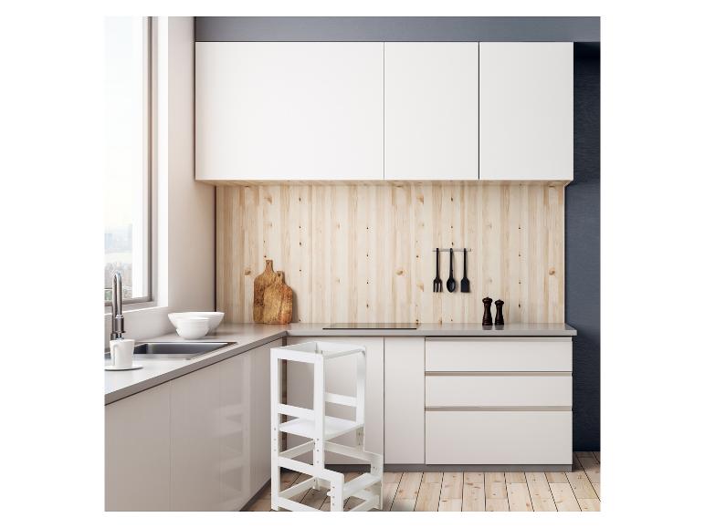 Moderne keuken met witte kasten, grijs aanrechtblad, leertoren en kookgerei.