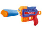 Een blauwe en oranje Playtive speelgoedpistool met een blauwe foam pijl.