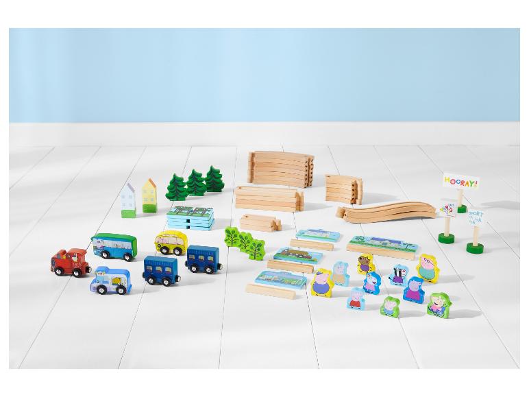 Peppa Pig houten speelset met trein, bussen, rails en figuren.