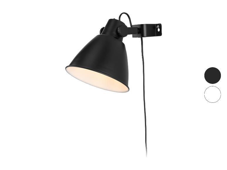 Zwarte wandlamp met conische kap en snoer, met zwarte en witte kleuropties.