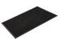Een zwarte deurmat met zwarte rand op een witte achtergrond.