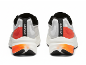 Paar witte en oranje hardloopschoenen met zwarte accenten, van achteren gezien.