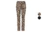 Een paar skinny jeans met luipaardprint.