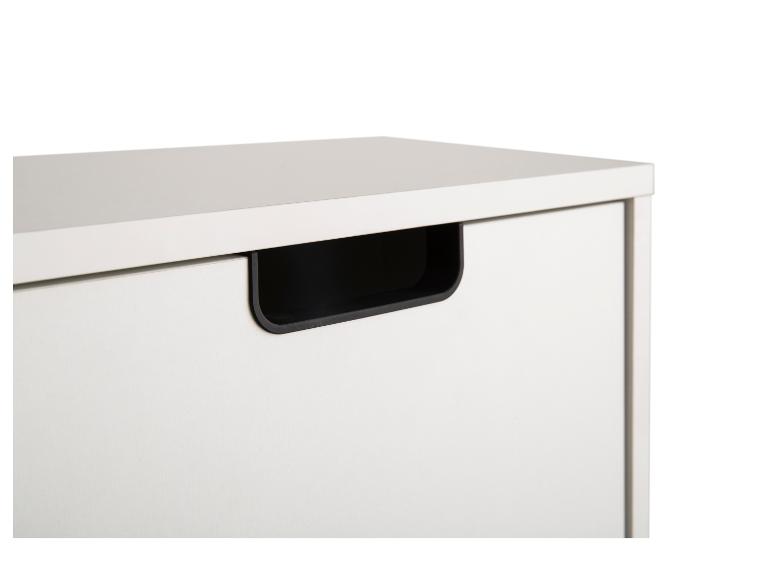 Witte schoenenkast met zwart handvat