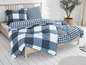 Een bed met blauwe en witte ruitjes beddengoed.