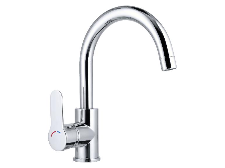 Moderne chromen keukenkraan met hendel en warm/koud water indicator.