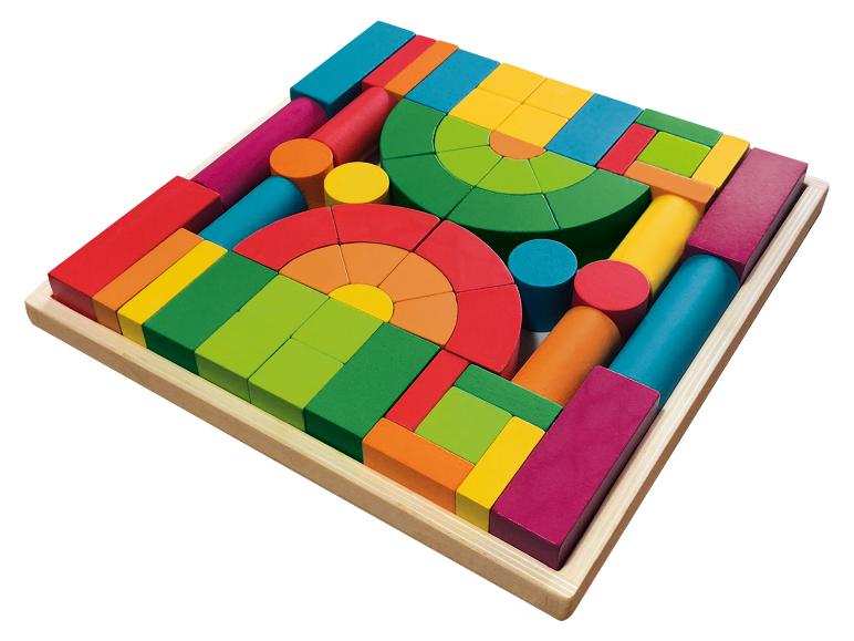 Kleurrijke houten blokken in een houten doos.