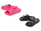 Roze slippers en zwarte sandalen met twee bandjes.