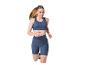 Vrouw rent in blauwe sporttop en fietsbroek